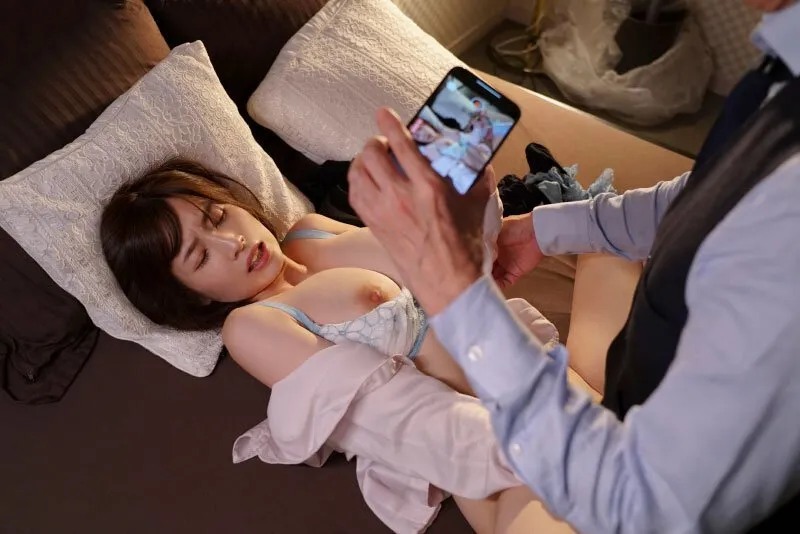 Tiền bối chuốc thuốc em thư ký bắt địt cả đêm khi đi bàn việc làm ăn xa